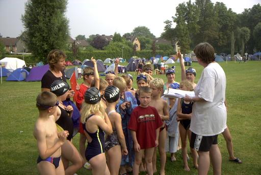 Startvorbereitungen der Jüngsten ASGer beim 18. Heinz-Lenfert-Pokalschwimmen
