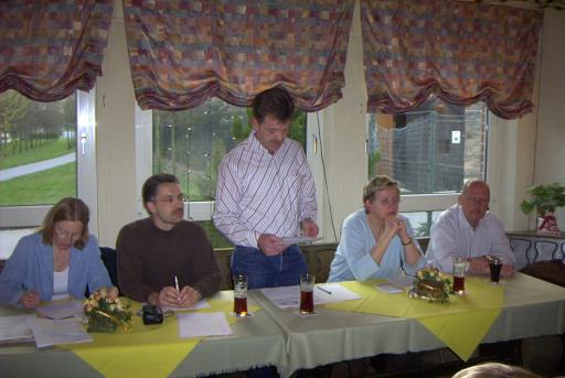 Der 1. Vorsitzende Heinrich Steinhoff bei seinem Bericht auf der Mitgliederversammlung 2004